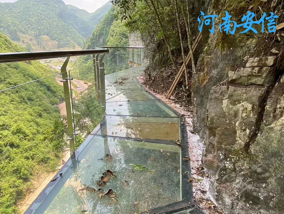 貴州遵義玻璃棧道