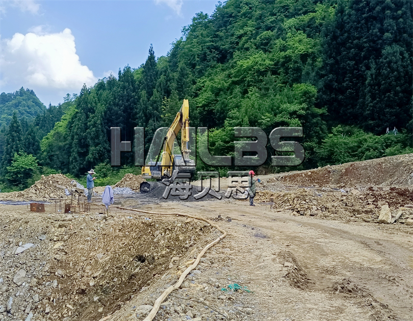 湖北恩施無動力樂園加玻璃水滑道施工現(xiàn)場