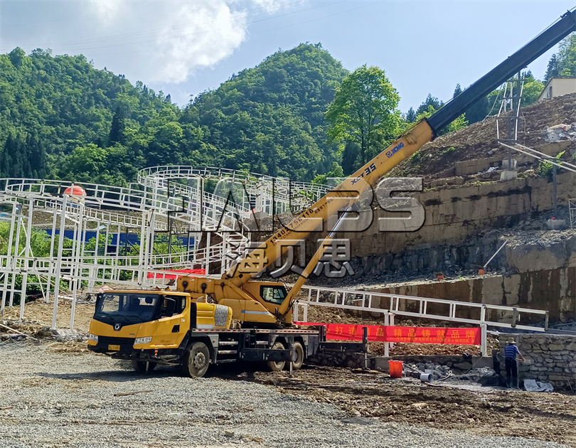 湖北恩施無動力樂園加玻璃水滑道施工現(xiàn)場