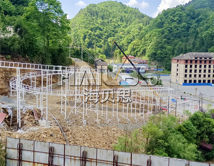 湖北恩施無動力樂園加玻璃水滑道施工現(xiàn)場
