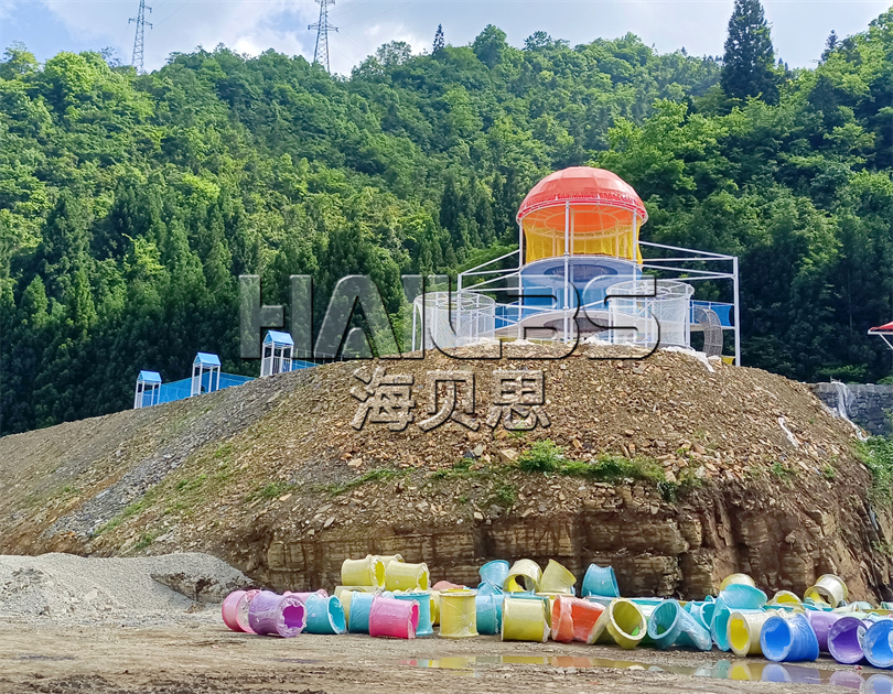 湖北恩施無動力樂園加玻璃水滑道施工現(xiàn)場