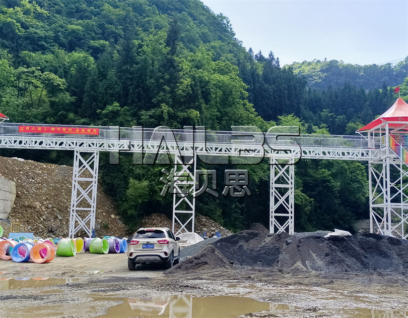 湖北恩施無動力樂園加玻璃水滑道施工現(xiàn)場
