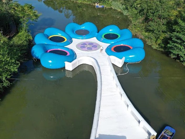 不同設計的水上蹦床橋